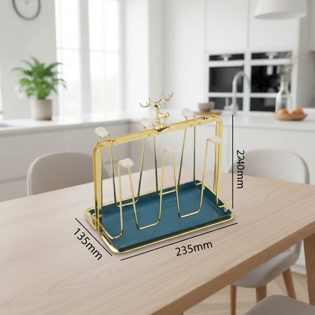 Rack organizador de copos nórdico dourado com dimensões: 235 × 135 × 240 mm sobre mesa