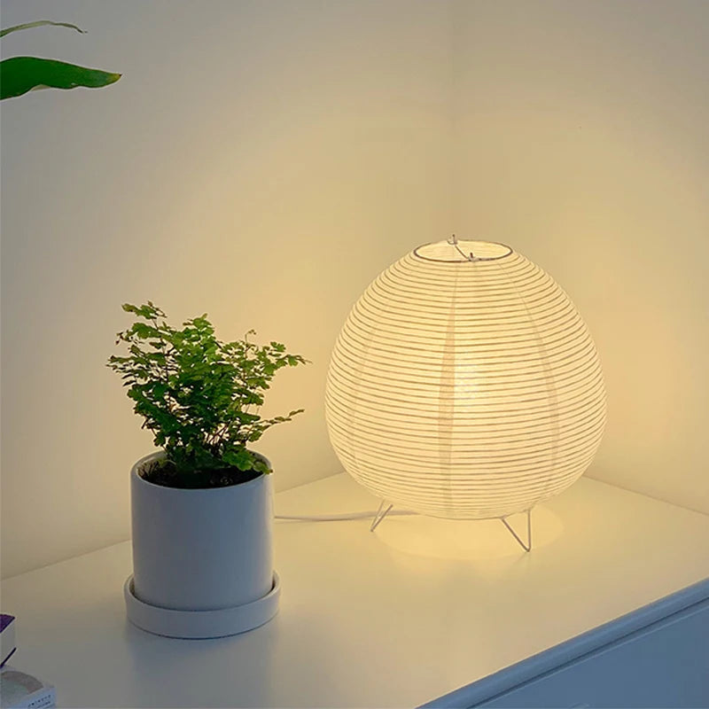 Luminária de mesa LED estilo japonês bamboo  em alumínio branco com cúpula de papel de arroz.