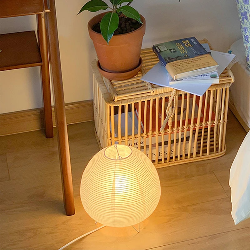 Luminária de canto sala LED estilo japonês bamboo  em alumínio branco com cúpula de papel de arroz.