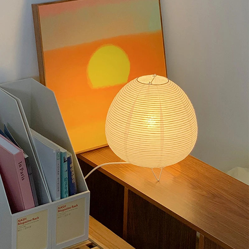 Luminária de mesa LED estilo japonês bamboo  em alumínio branco com cúpula de papel de arroz.
