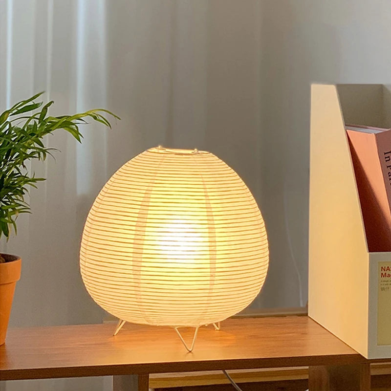 Luminária de mesa LED estilo japonês bamboo  em alumínio branco com cúpula de papel de arroz.