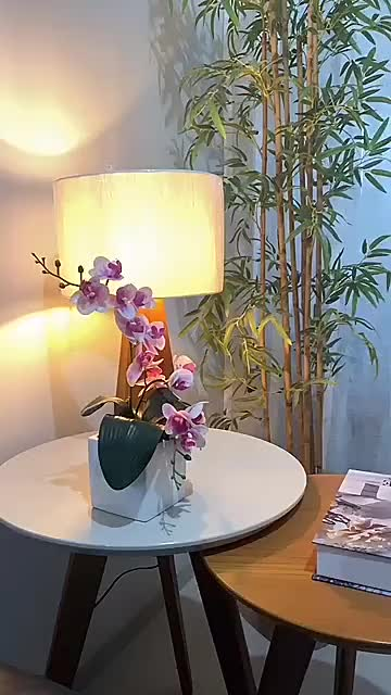 Abajur de mesa em madeira pinus com cúpula de tecido creme – ViaHome