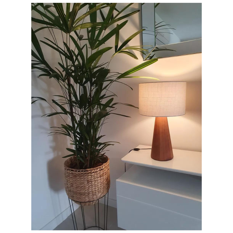 Abajur luminária off white sobre mesinha de cabeceira – decoração quarto