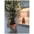 Abajur luminária off white sobre mesinha de cabeceira – decoração quarto