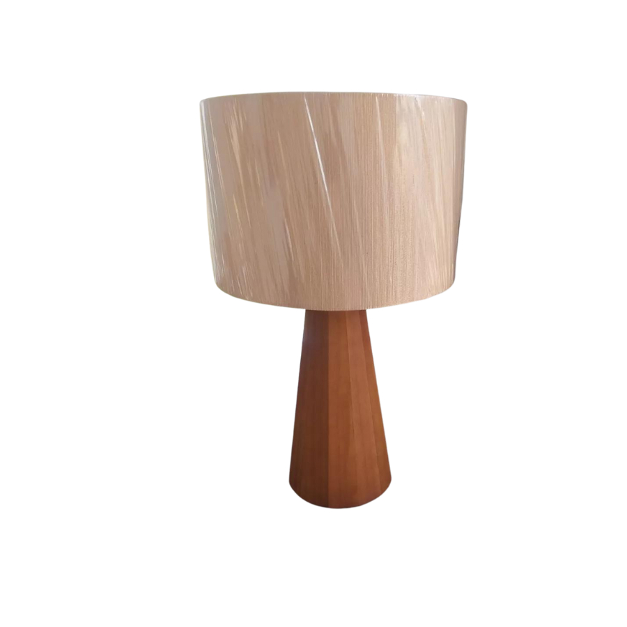 Abajur mesa off white em ambiente decorado – luz ambiente suave e elegante