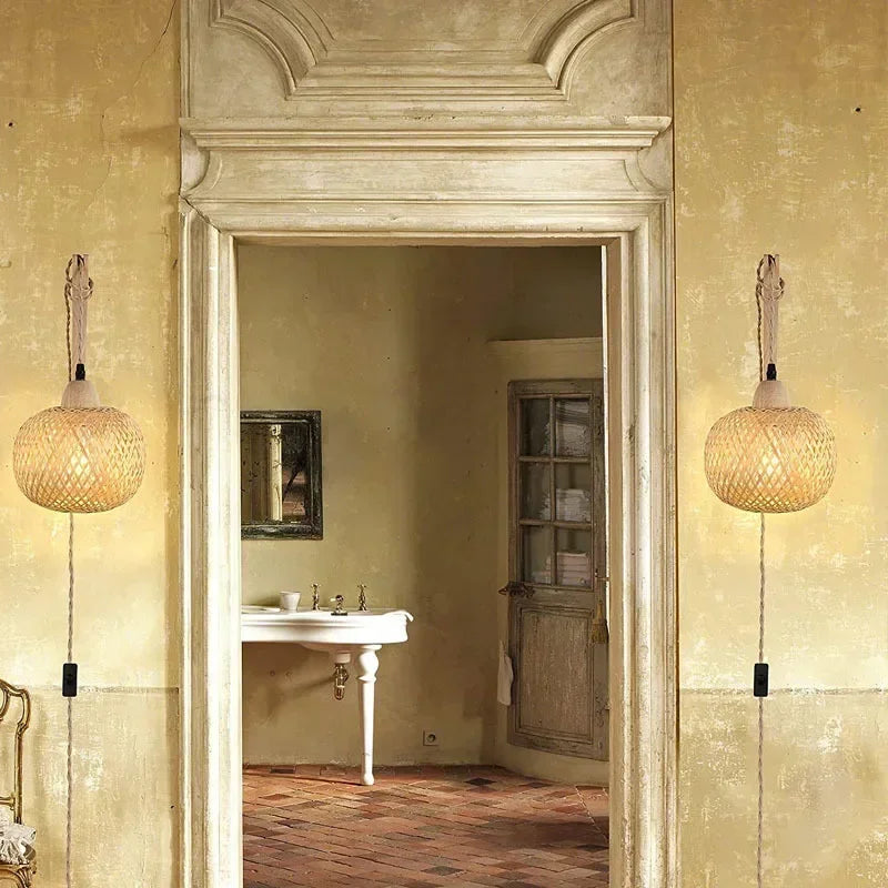  Arandela de parede em formato de bola, produzida em bambu natural trançado artesanalmente.