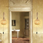  Arandela de parede em formato de bola, produzida em bambu natural trançado artesanalmente.