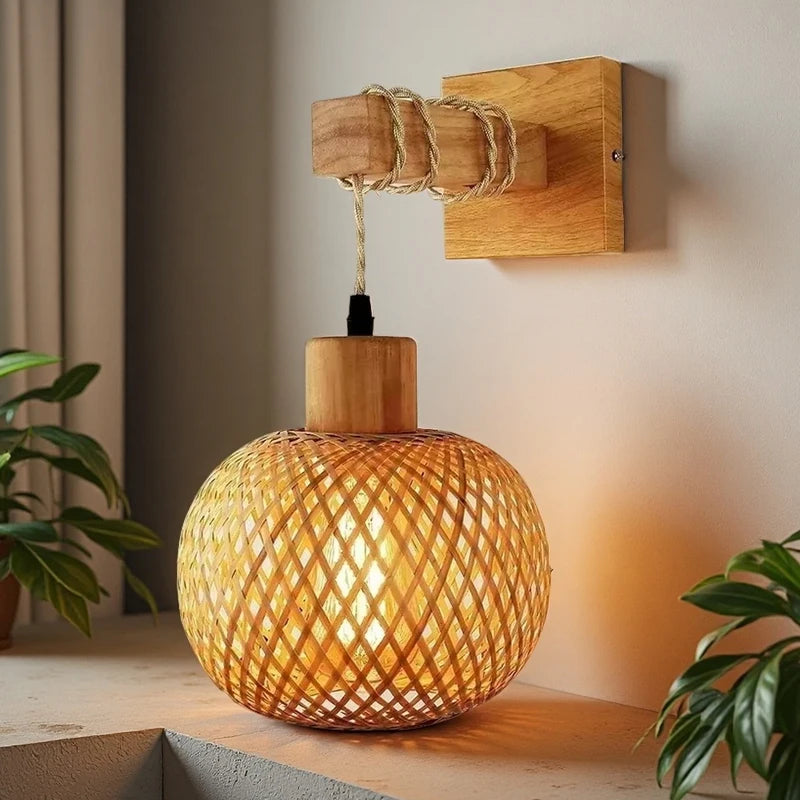  Arandela de parede em formato de bola, produzida em bambu natural trançado artesanalmente.