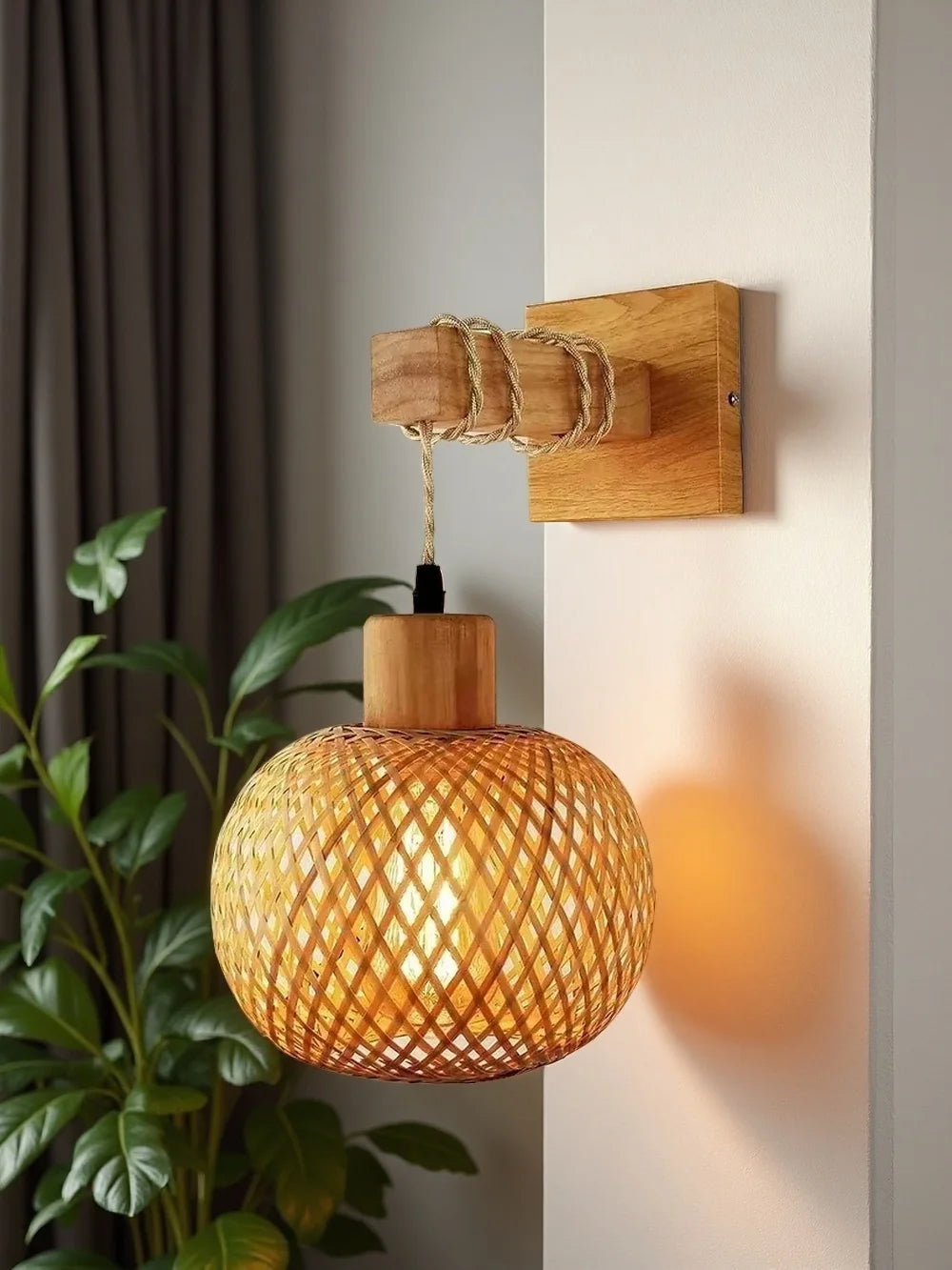  Arandela de parede em formato de bola, produzida em bambu natural trançado artesanalmente.