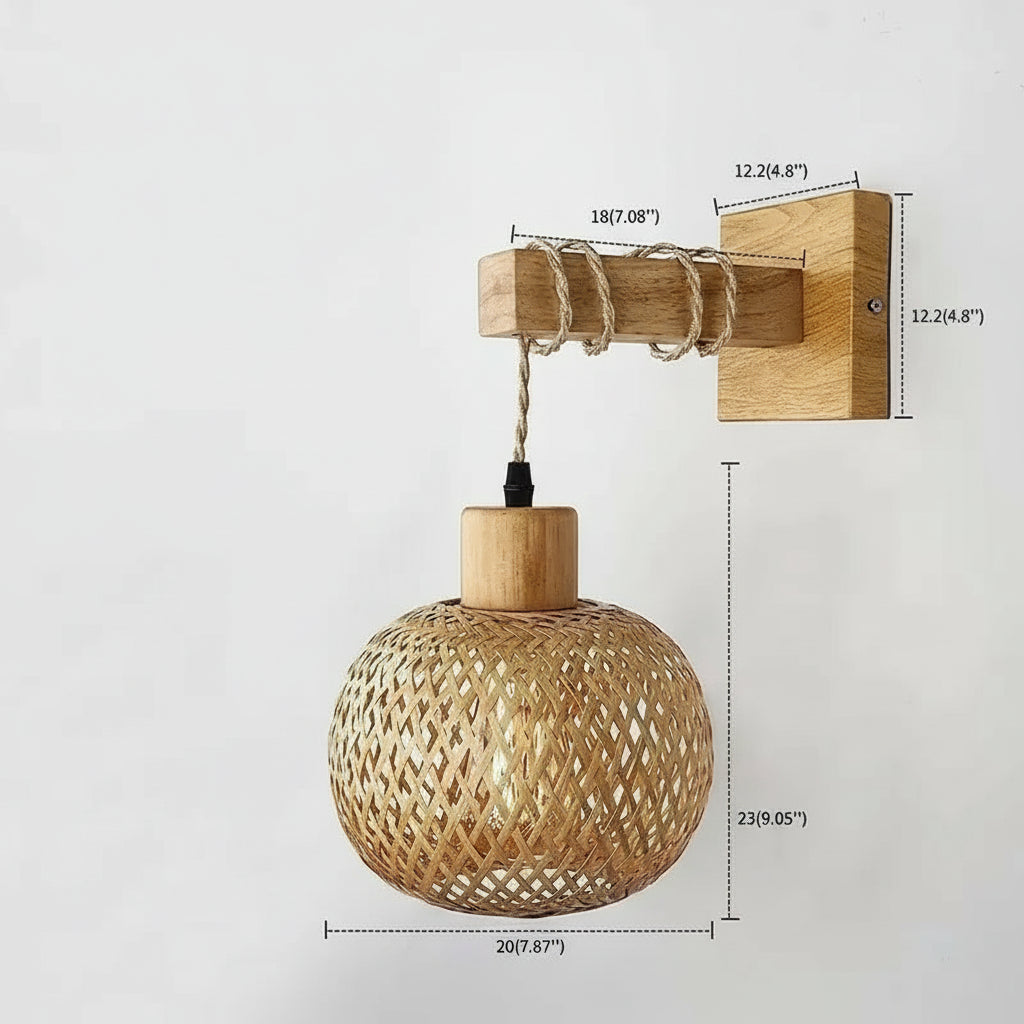  Arandela de parede em formato de bola, produzida em bambu natural trançado artesanalmente.