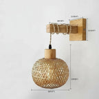  Arandela de parede em formato de bola, produzida em bambu natural trançado artesanalmente.