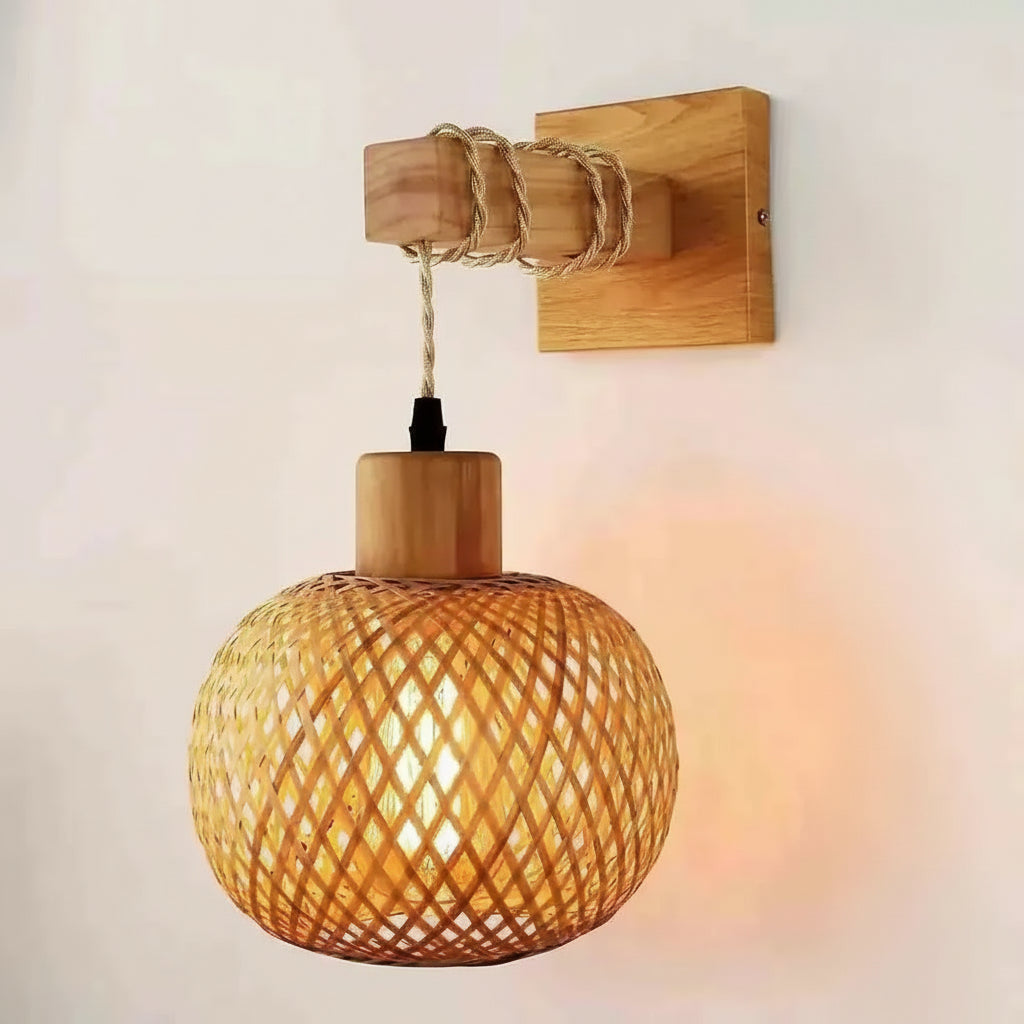 Arandela de parede em formato de bola, produzida em bambu natural trançado artesanalmente.