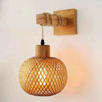 Arandela de parede em formato de bola, produzida em bambu natural trançado artesanalmente.