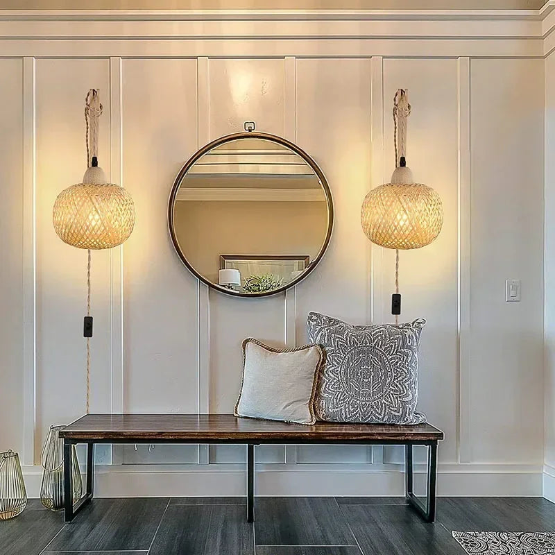  Arandela de parede em formato de bola, produzida em bambu natural trançado artesanalmente.