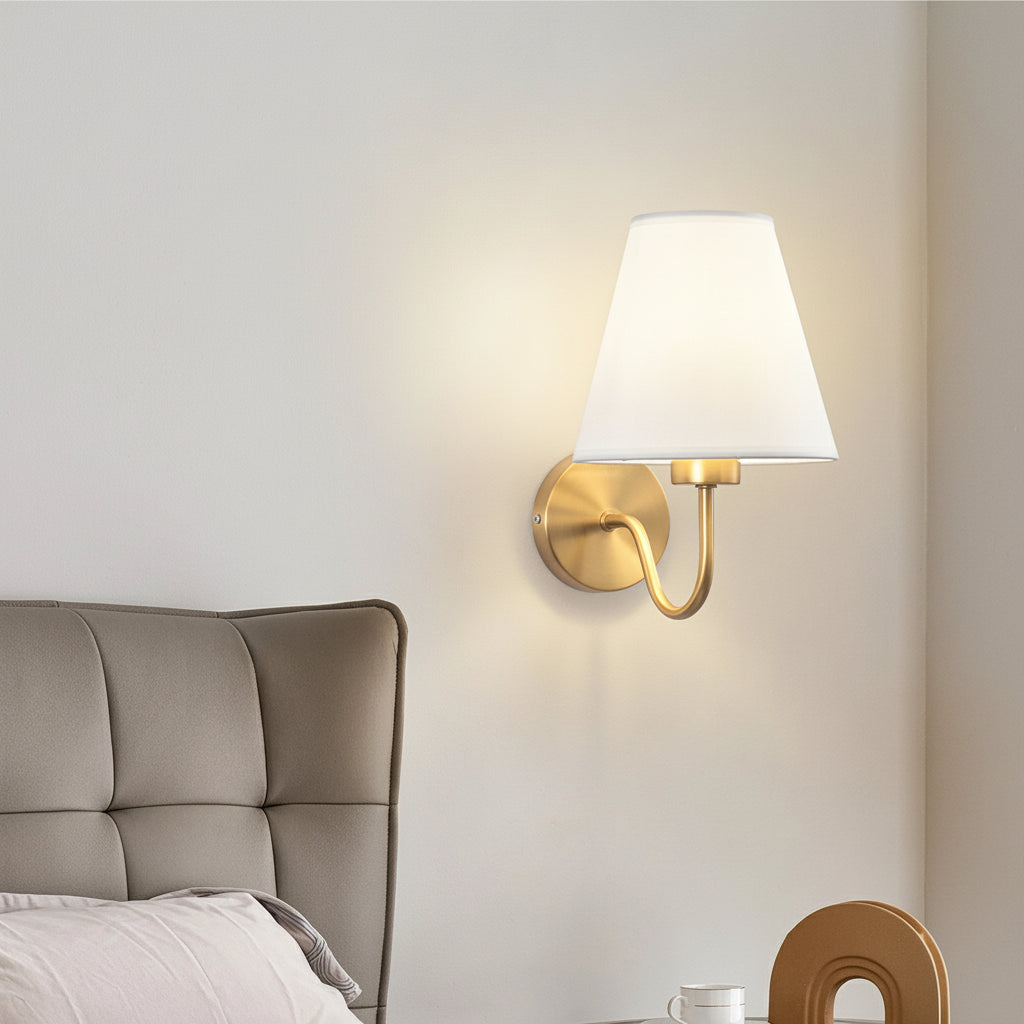 Arandela de parede Cind com difusor de tecido em ambiente de sala decorada