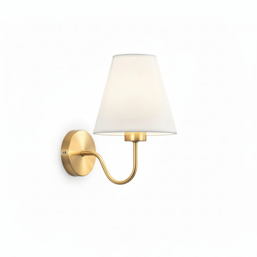 Detalhe da iluminação em foco da arandela modelo Cind com cúpula de tecido