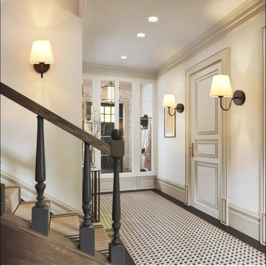 Arandela de Parede Modelo Cind, uma peça sofisticada que combina design contemporâneo, durabilidade e iluminação acolhedora.