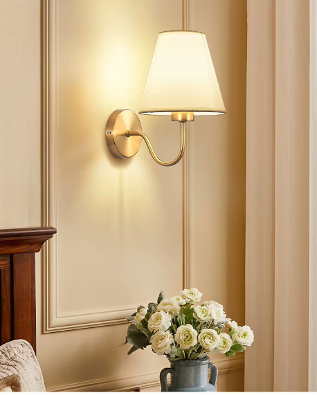 Arandela de Parede Modelo Cind, uma peça sofisticada que combina design contemporâneo, durabilidade e iluminação acolhedora.