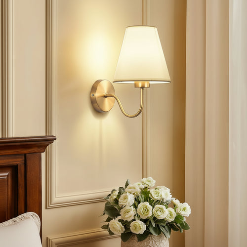 Arandela de Parede Modelo Cind, uma peça sofisticada que combina design contemporâneo, durabilidade e iluminação acolhedora.