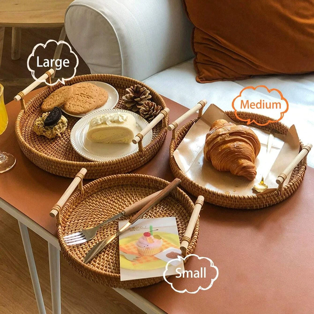 Bandeja rattan artesanal em composição com velas e flores decorativas