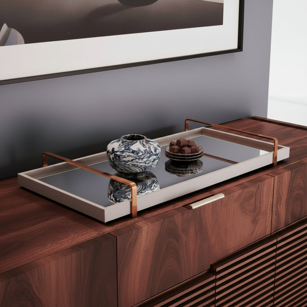 Bandeja decorativa espelhada off-white com alças douradas, vista lateral