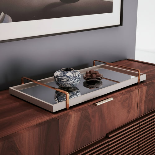 Bandeja decorativa espelhada off-white com alças douradas, vista lateral