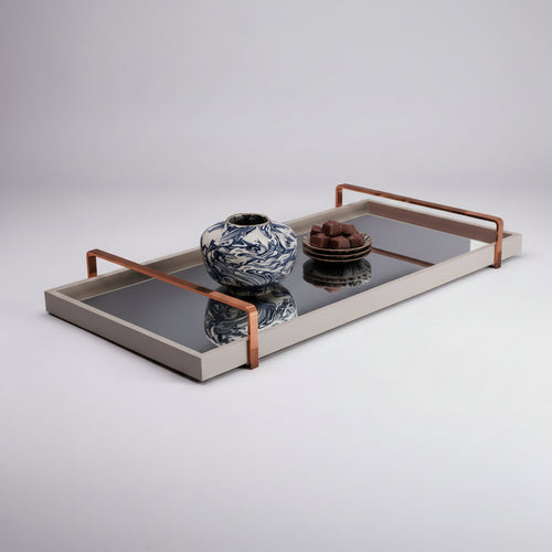 Bandeja decorativa espelhada com alças metálicas douradas, vista frontal