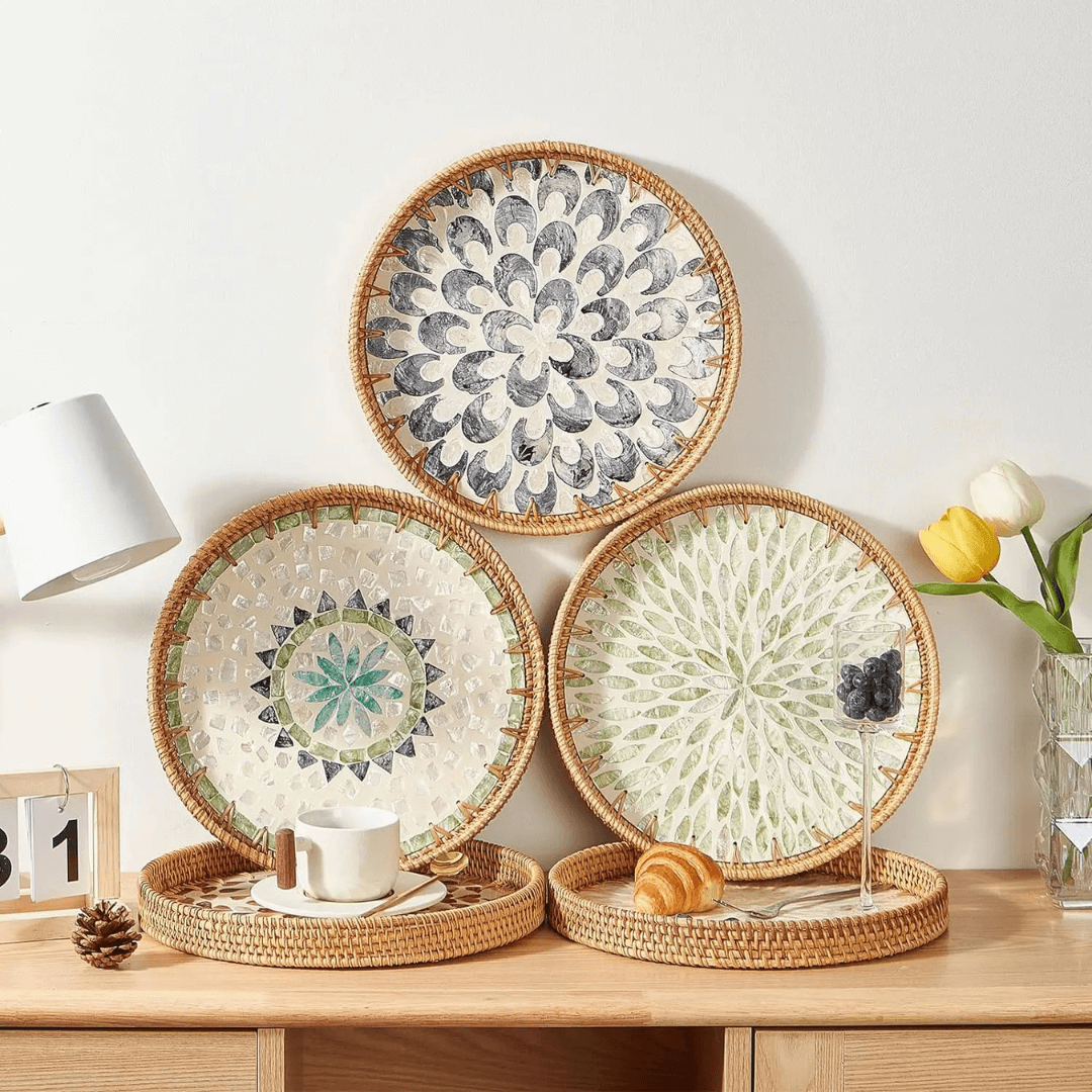Três bandejas decorativas de madreperola em tamanhos diferentes com padrões florais – P, M e G