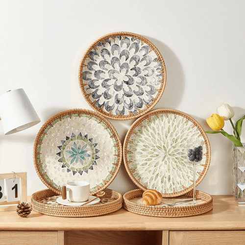 Três bandejas decorativas de madreperola em tamanhos diferentes com padrões florais – P, M e G