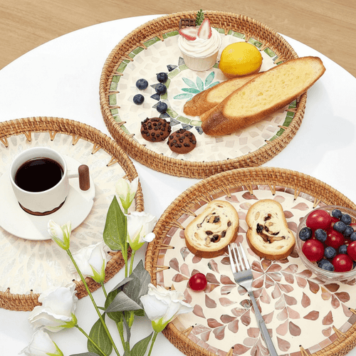Bandeja de madreperola com café e frutas vermelhas em flat lay – mesa posta decorativa artesanal
