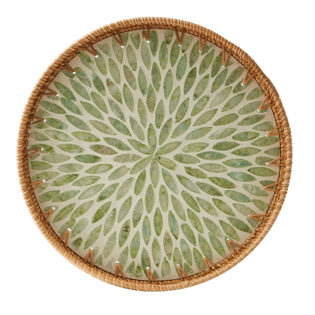 Bandeja verde de madreperola com padrão de folhas e borda de rattan – decoração artesanal natural