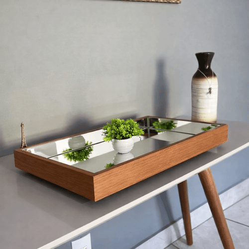 Bandeja espelhada amadeirada 50x30 com velas e flores em composição