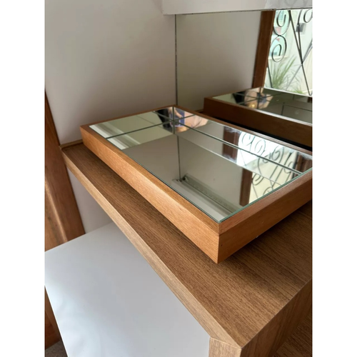 Bandeja espelhada amadeirada flutuante com objetos decorativos premium