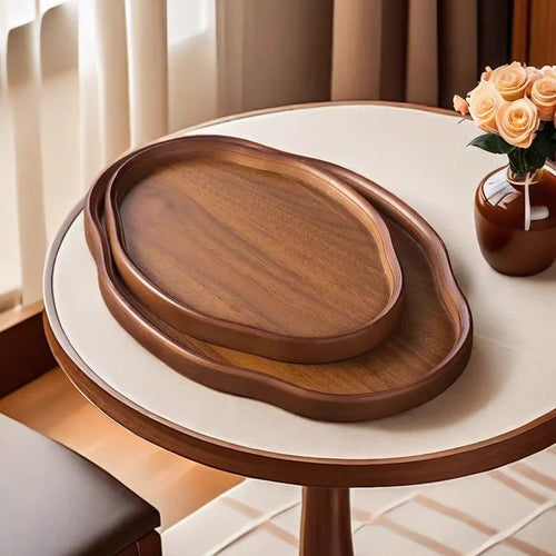 Bandeja de madeira Enyawell oval artesanal sobre mesa de sala