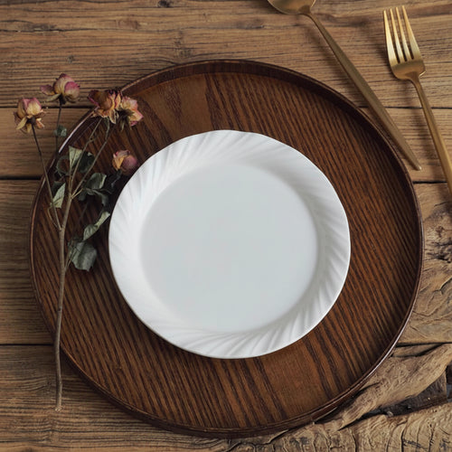Bandeja de madeira natural minimalista sobre mesa com itens organizados