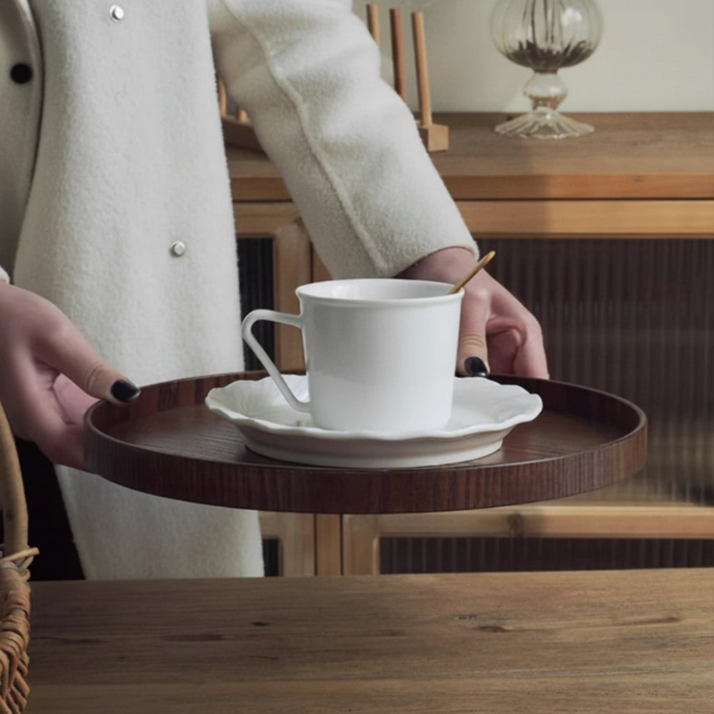 Bandeja de madeira natural, resistente e elegante. Ideal para servir, organizar e decorar com estilo minimalista e sustentável.