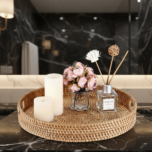 Bandeja de rattan com velas e flores sobre bancada de mármore – decoração ambiente sofisticado