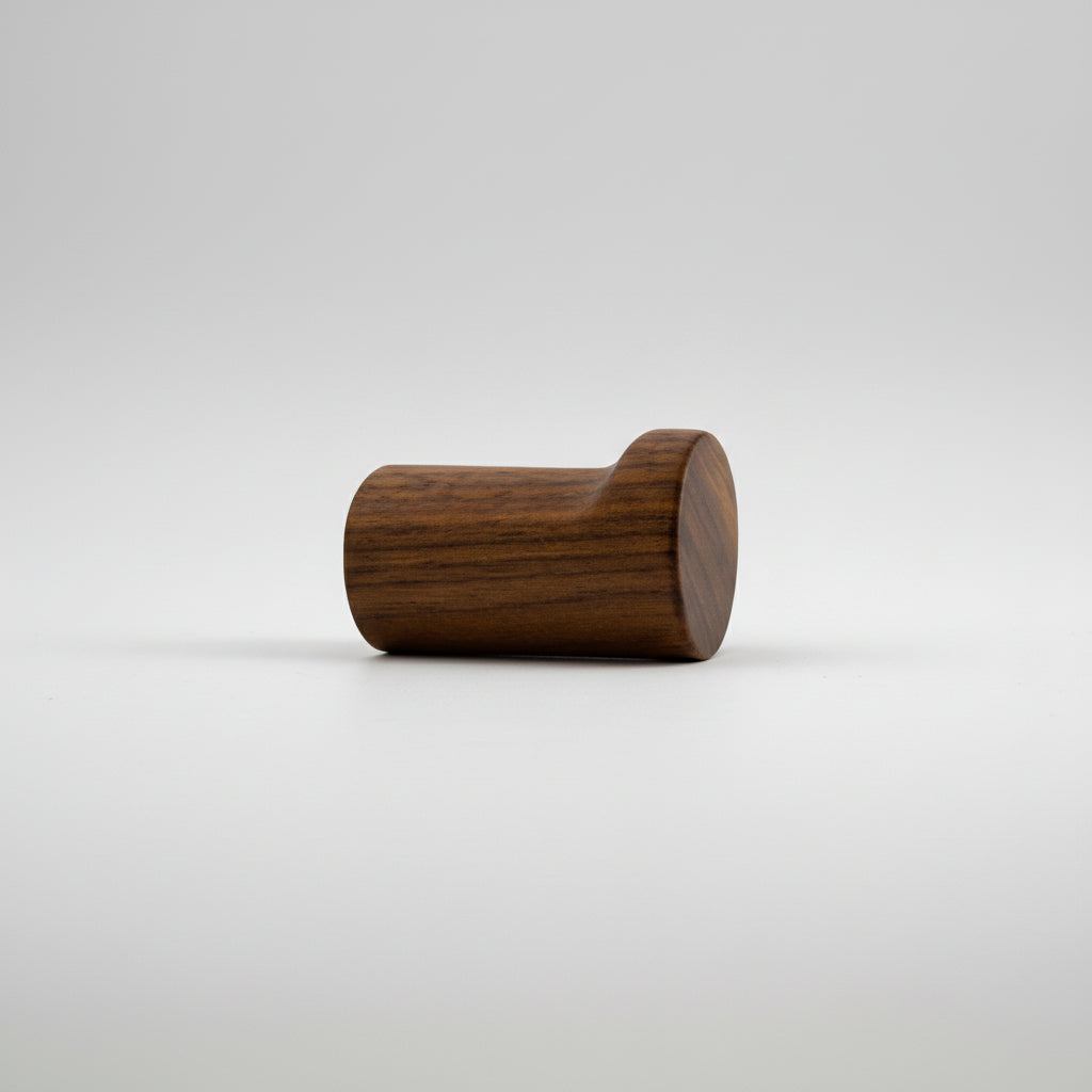 Gancho vintage de parede em madeira nogueira. Ideal para chapéus, casacos e decoração. Presente criativo.