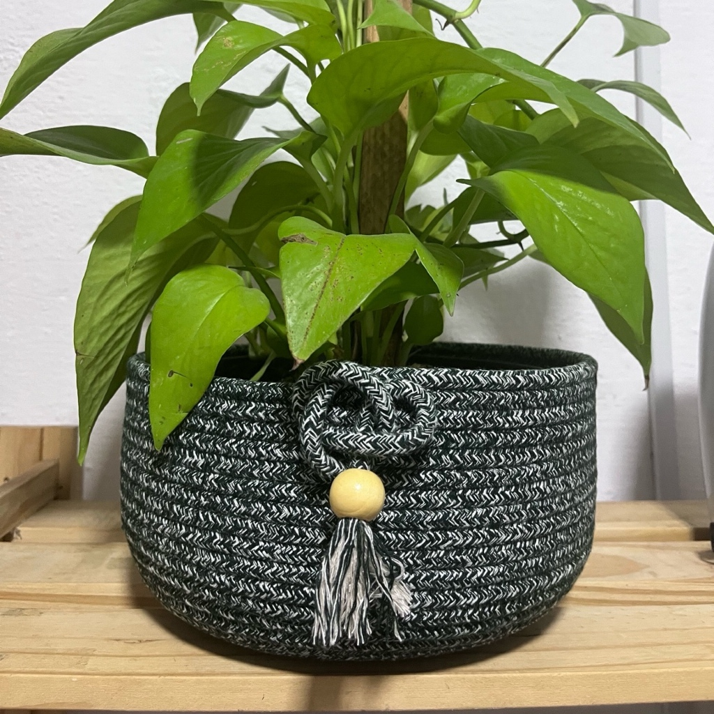 Cacheô de corda artesanal com nó decorativo em tons neutros