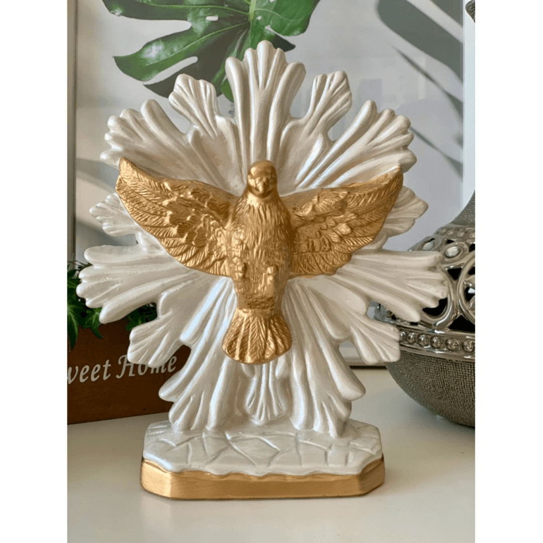 Escultura Espírito Santo gesso branco com detalhe das asas abertas