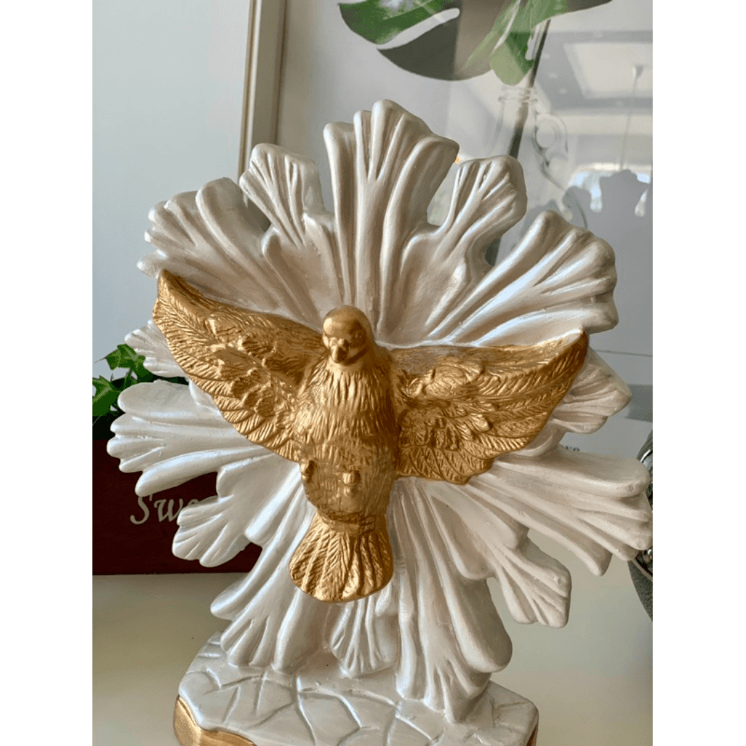Escultura Espírito Santo em gesso em composição decorativa religiosa