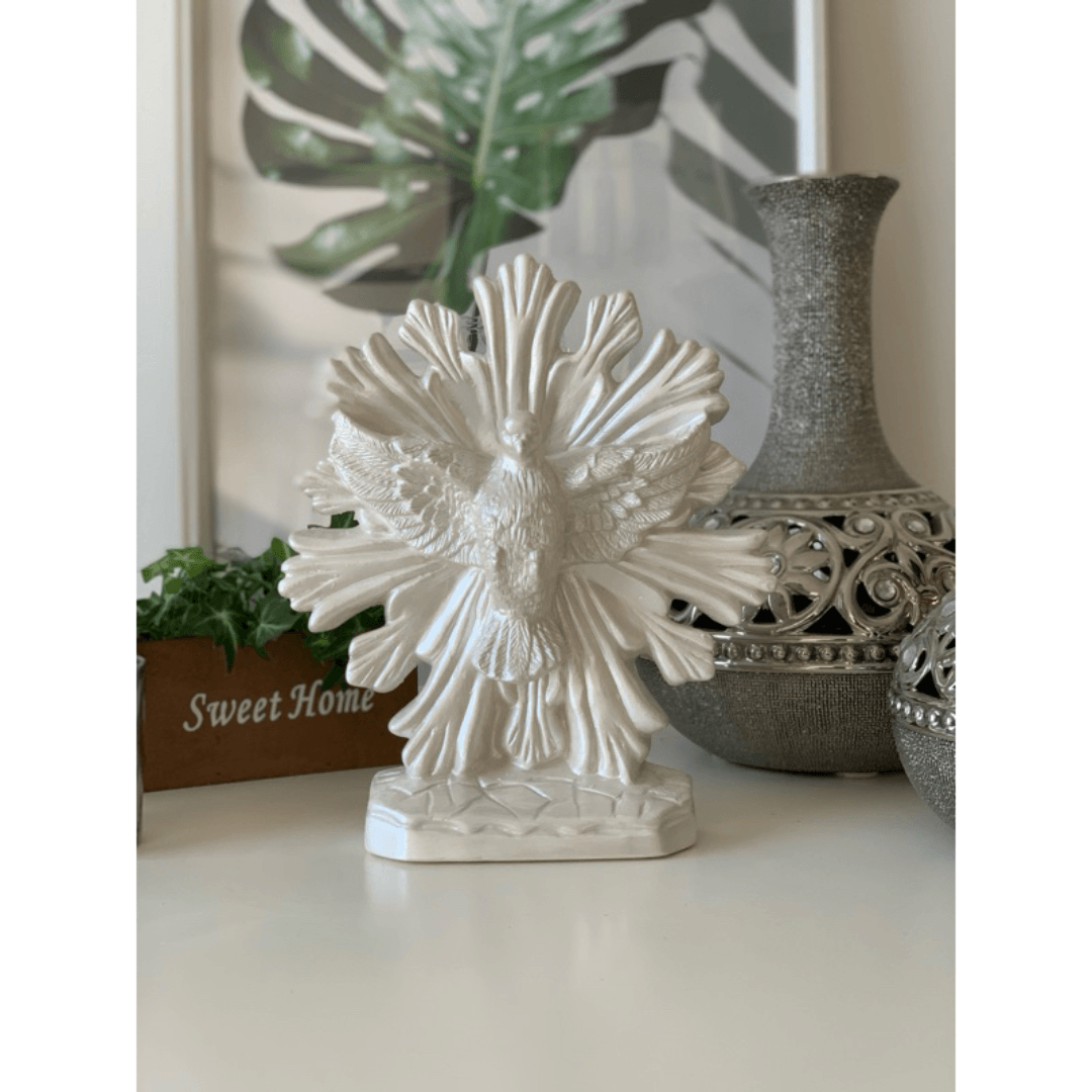 Escultura Espírito Santo gesso branco em aparador de sala