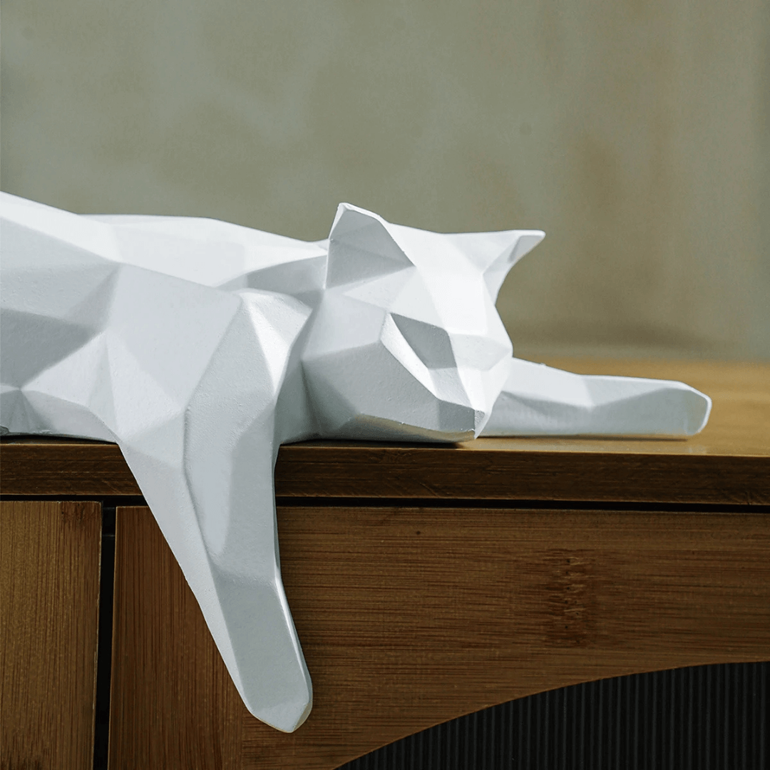 Detalhe Geométrico da Estátua de Gato em Resina Decorativa | ViaHome