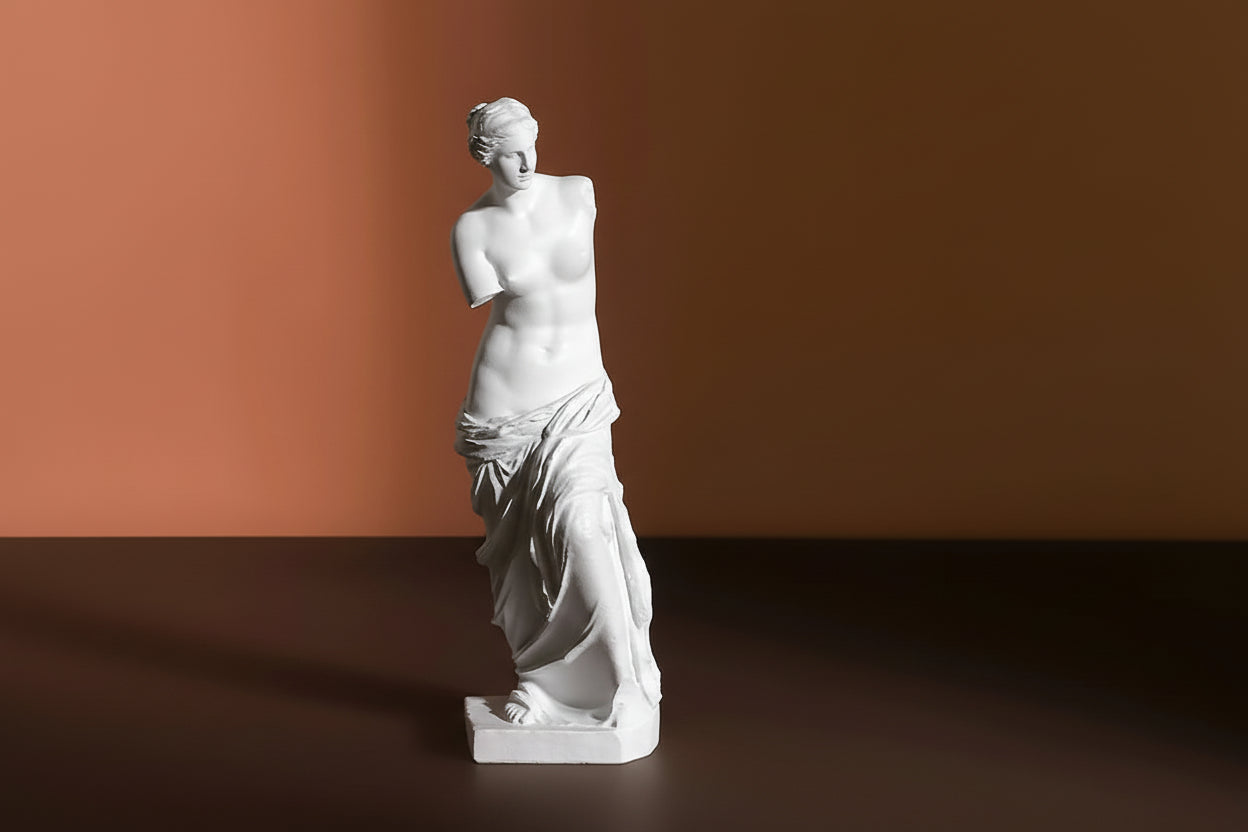 Estátua de deusa grega em resina branca: elegância moderna para decorar ou presentear em ocasiões especiais.