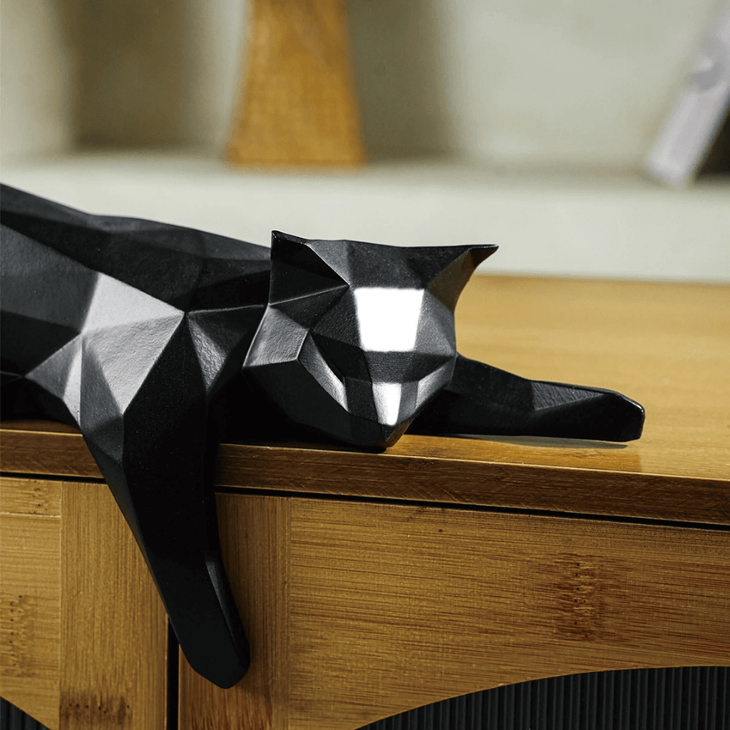 Estátua de Gato Geométrico Decorando Sala de Estar Moderna | ViaHome