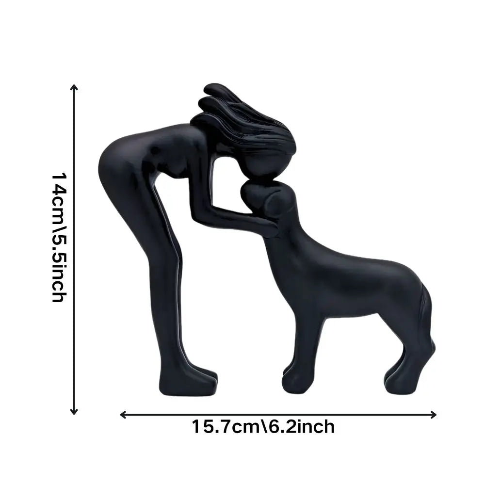 Escultura em resina de menina abraçando cachorro, vista traseira e lateral