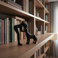 Escultura decorativa em resina representando uma menina carinhosa ao lado de um cachorro.