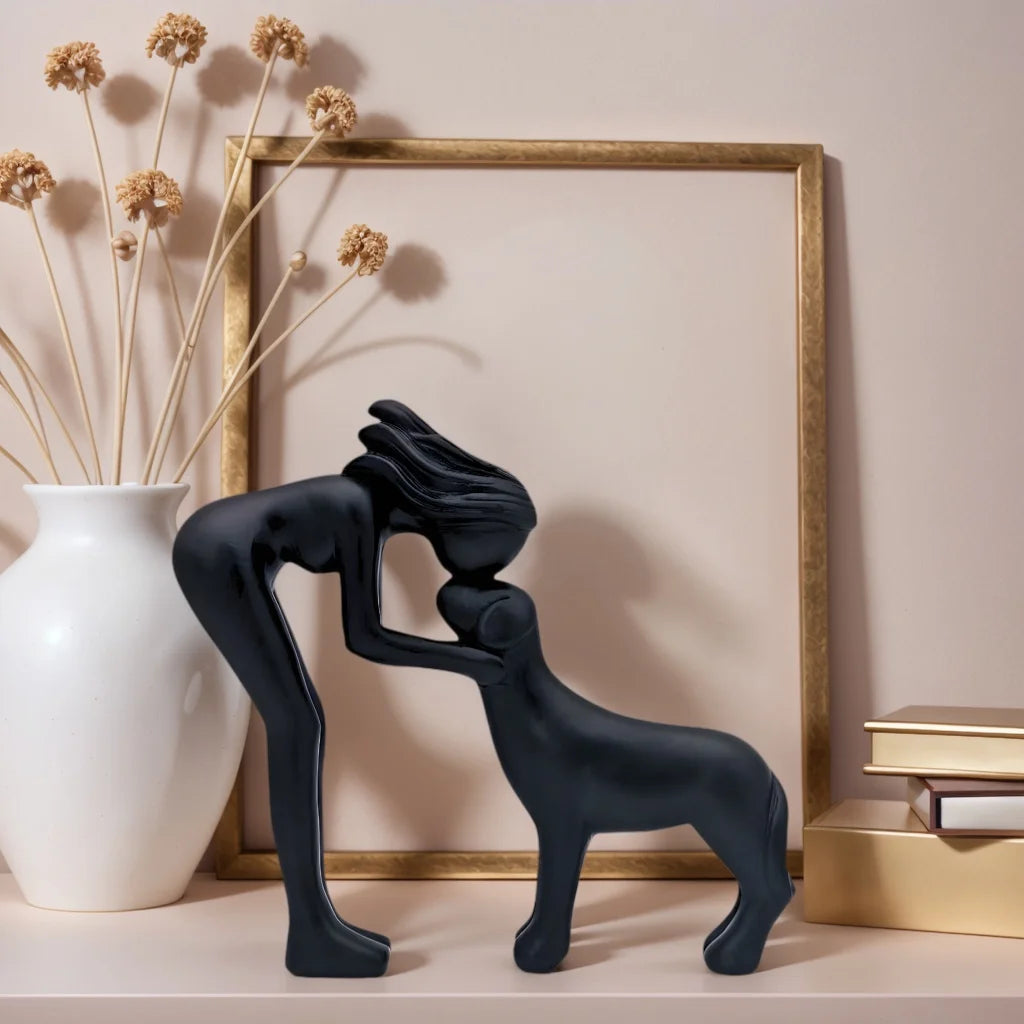 Escultura decorativa em resina representando uma menina carinhosa ao lado de um cachorro.