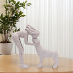 Escultura decorativa em resina representando uma menina carinhosa ao lado de um cachorro.