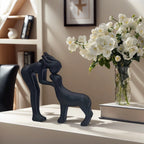 Escultura decorativa em resina representando uma menina carinhosa ao lado de um cachorro.